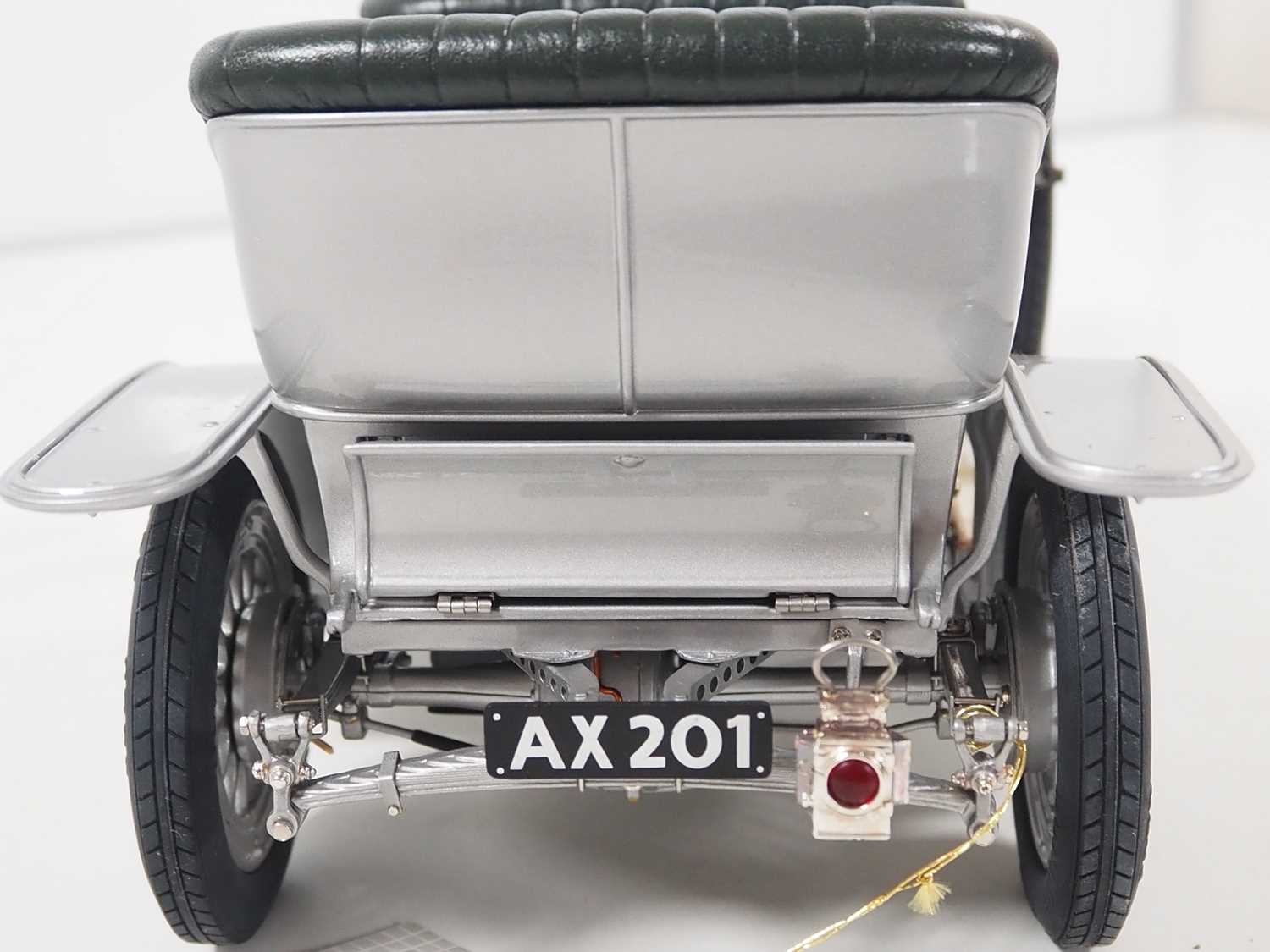 A FRANKLIN MINT 1:12 scale diecast 1907 Rolls Royce Silver Ghost - appears undisplayed in original - Image 7 of 8
