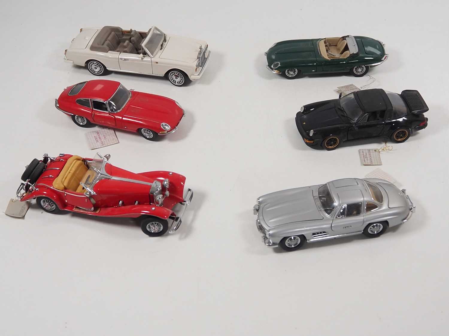 A group of 1:24 scale FRANKLIN MINT diecast cars to include a Gullwing Mercedes and a Porsche