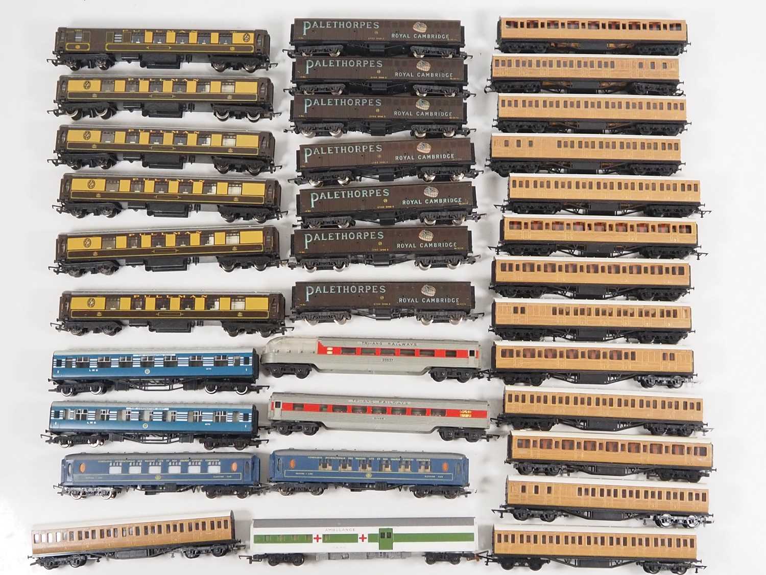 A group of unboxed OO gauge coaches by FARISH, HORNBY and others - G/VG unboxed (34)