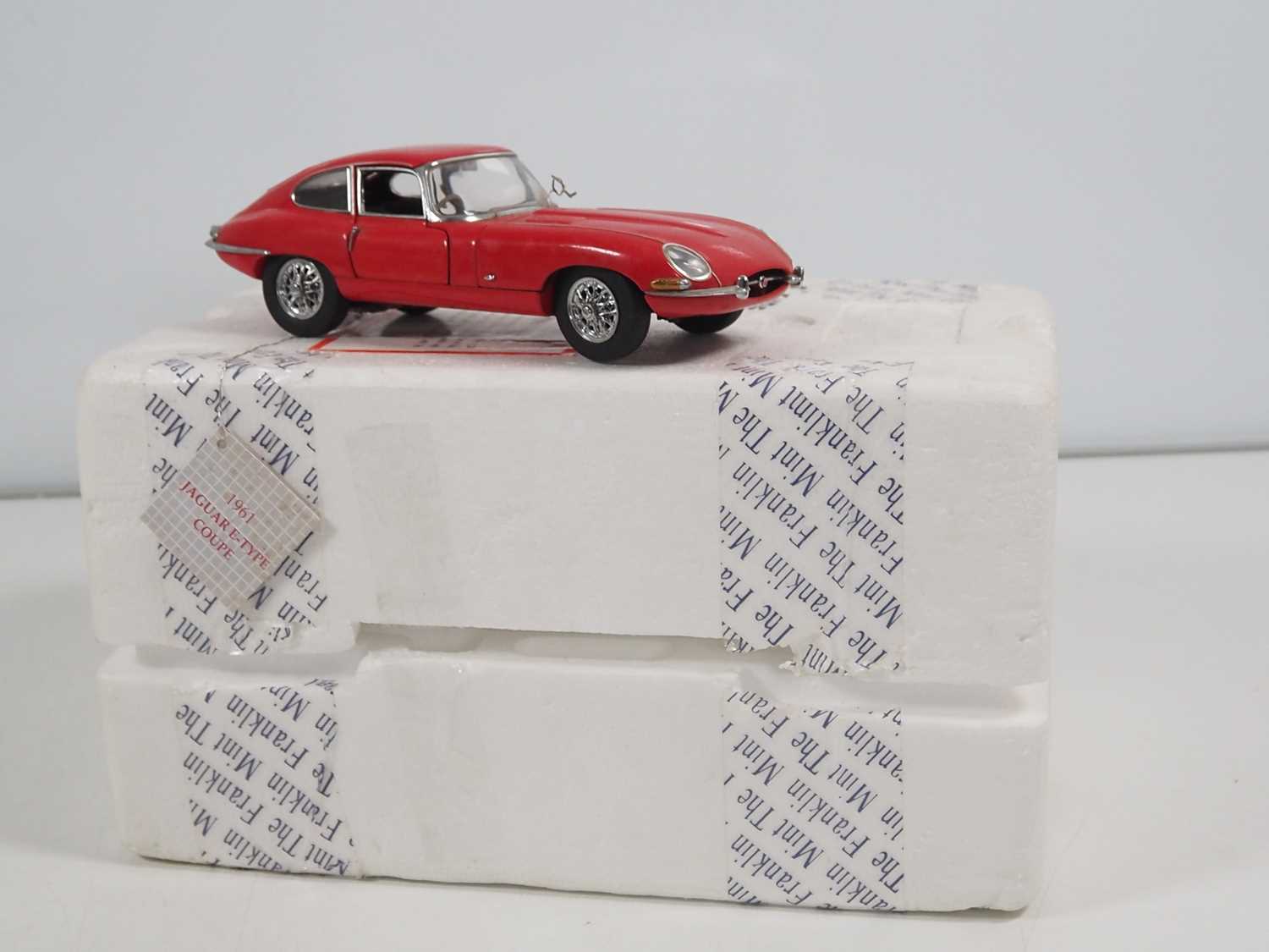 A group of 1:24 scale FRANKLIN MINT diecast cars to include a Gullwing Mercedes and a Porsche - Bild 6 aus 8