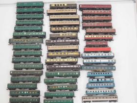 A large quantity of OO gauge unboxed passenger coaches by various manufacturers (some A/F) - F/G (