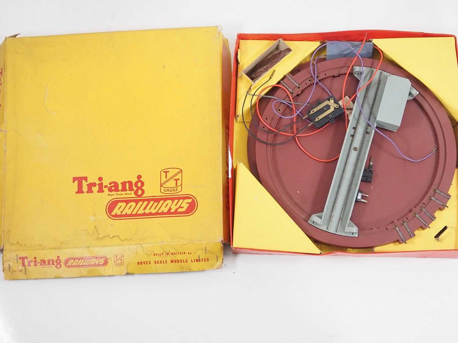 A large quantity of TRIANG TT gauge boxed and unboxed track together with a boxed turntable - G in - Bild 3 aus 7