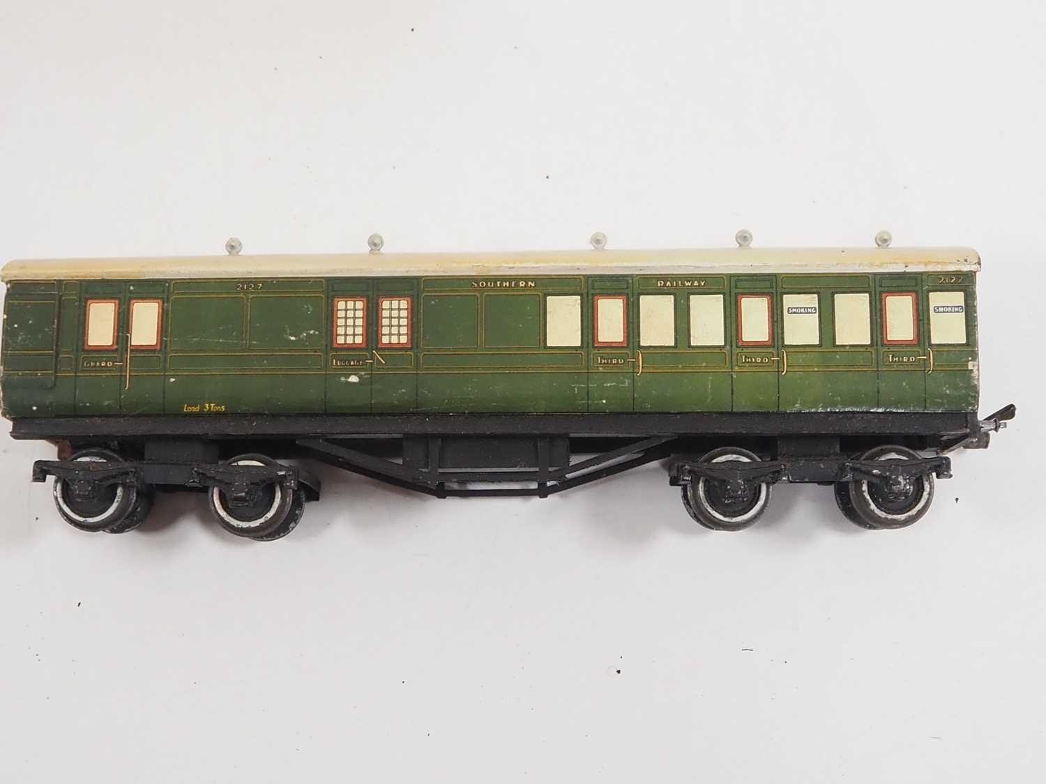 A pair of LEEDS MODEL COMPANY O gauge Southern Railway Suburban passenger coaches, one in original - Image 6 of 7