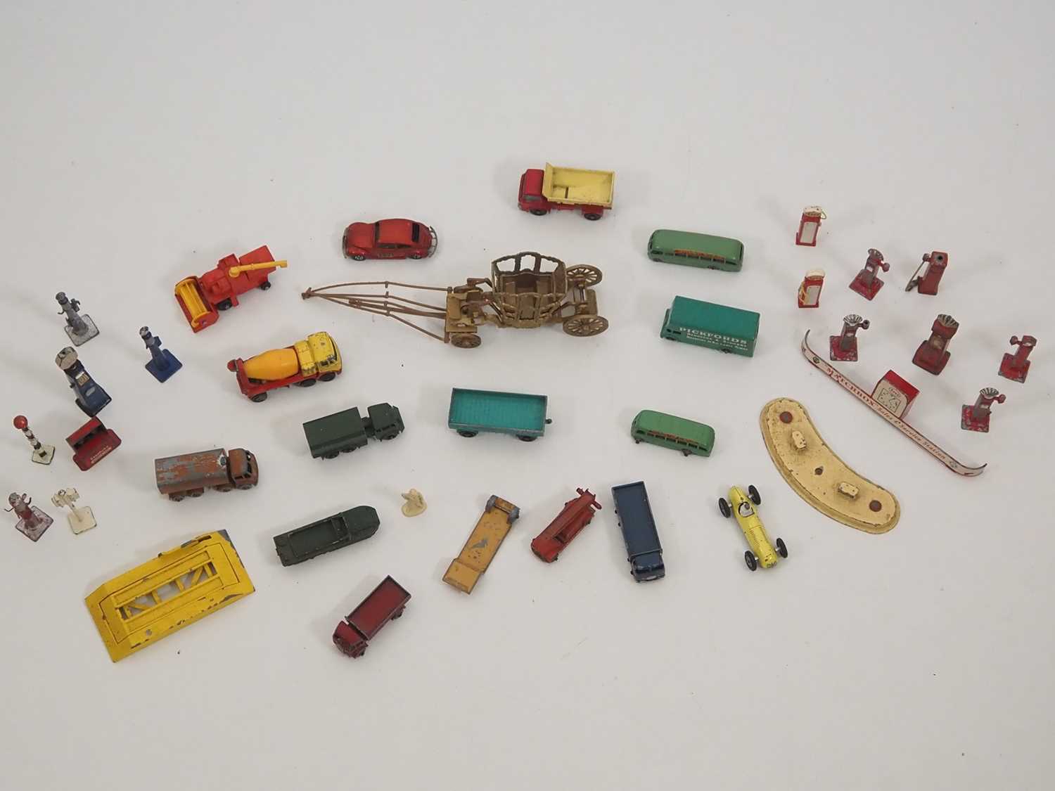 A group of vintage playworn MATCHBOX diecast vehicles and accessories - F (unboxed) (Q)