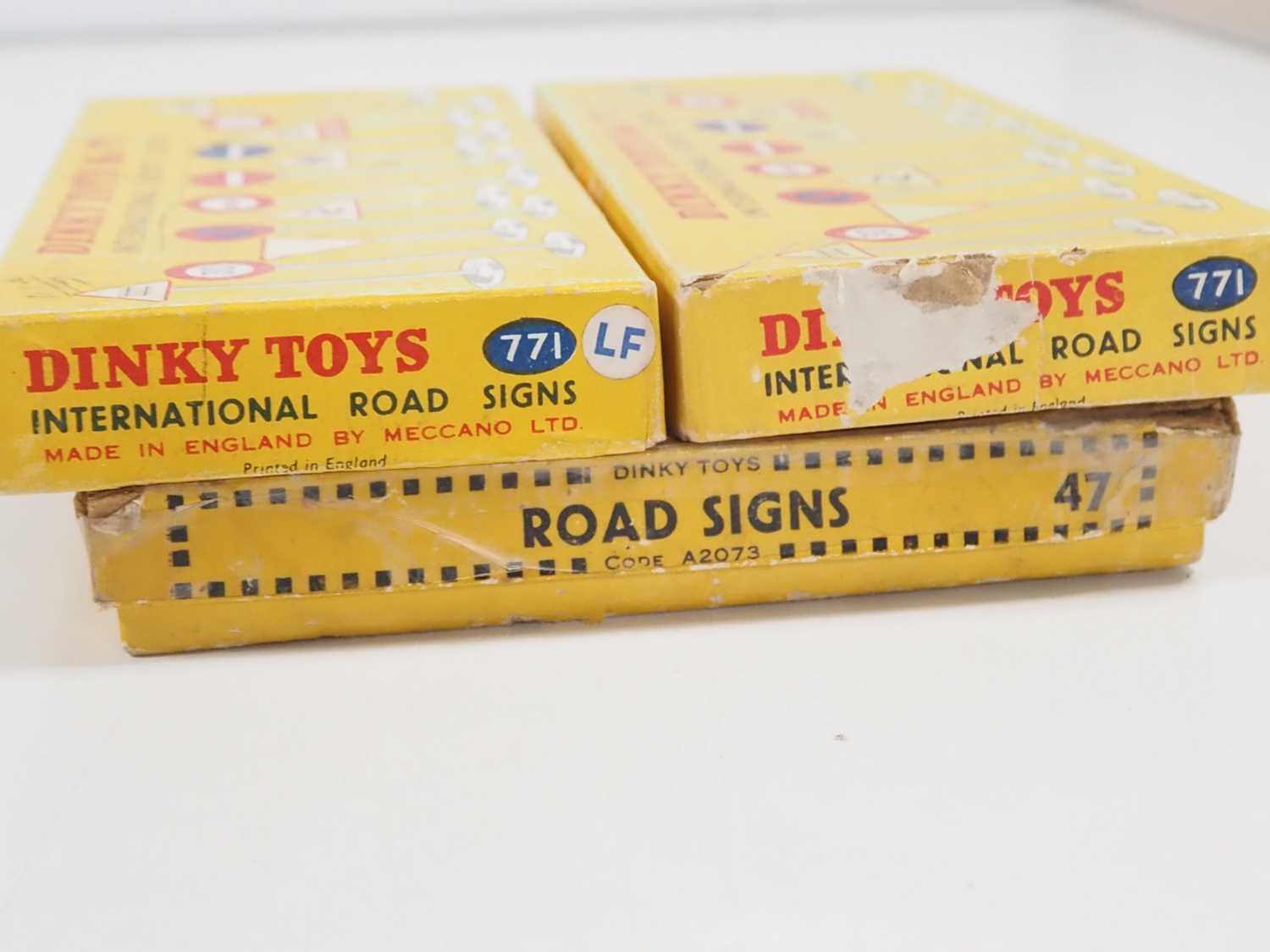 A group of DINKY original accessories kits comprising various signs sets, a figure set, a - Bild 5 aus 8