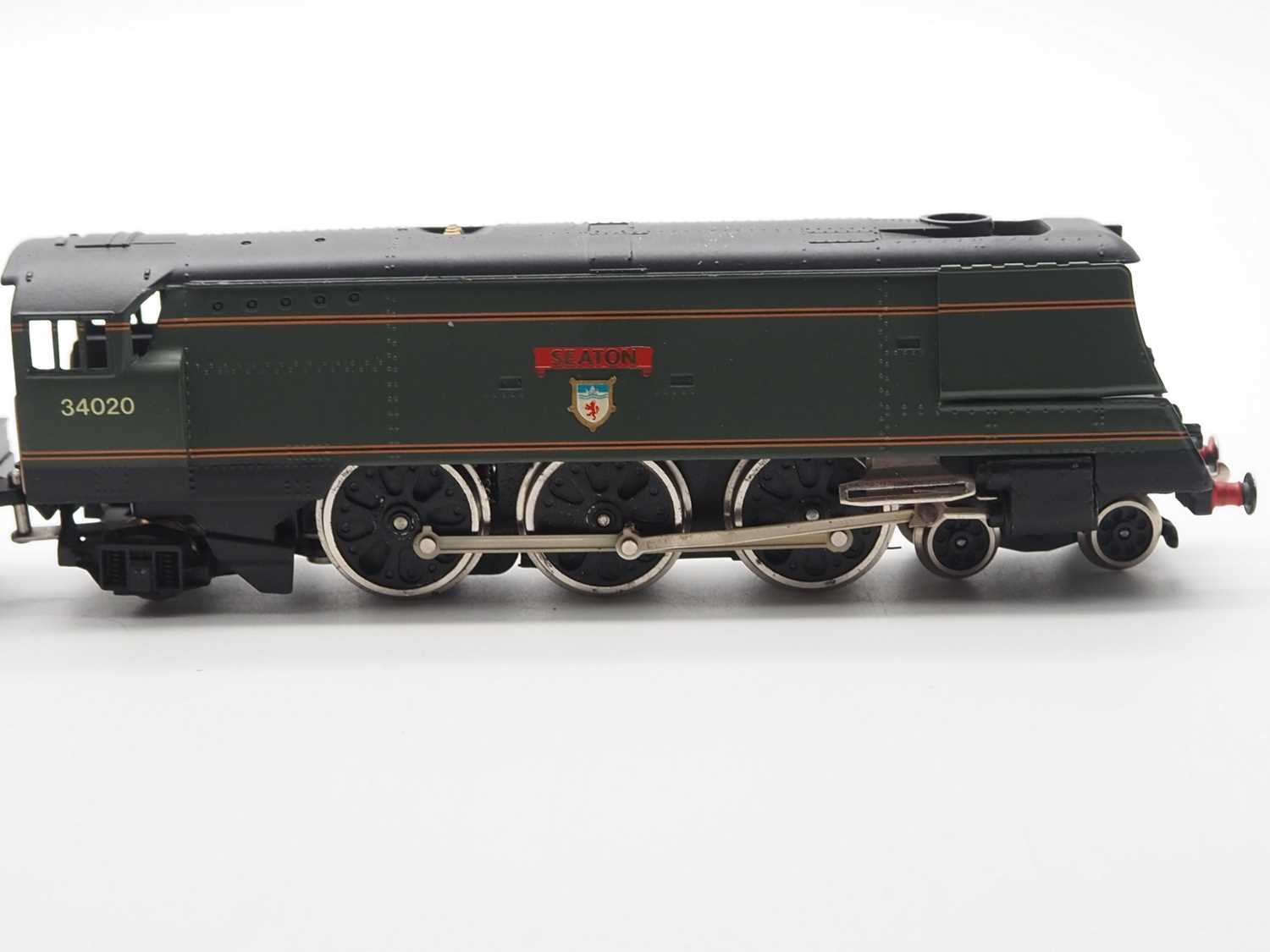 A WRENN OO Gauge W2412 streamlined West Country class locomotive in BR green 'Seaton', with plinth - Image 4 of 8