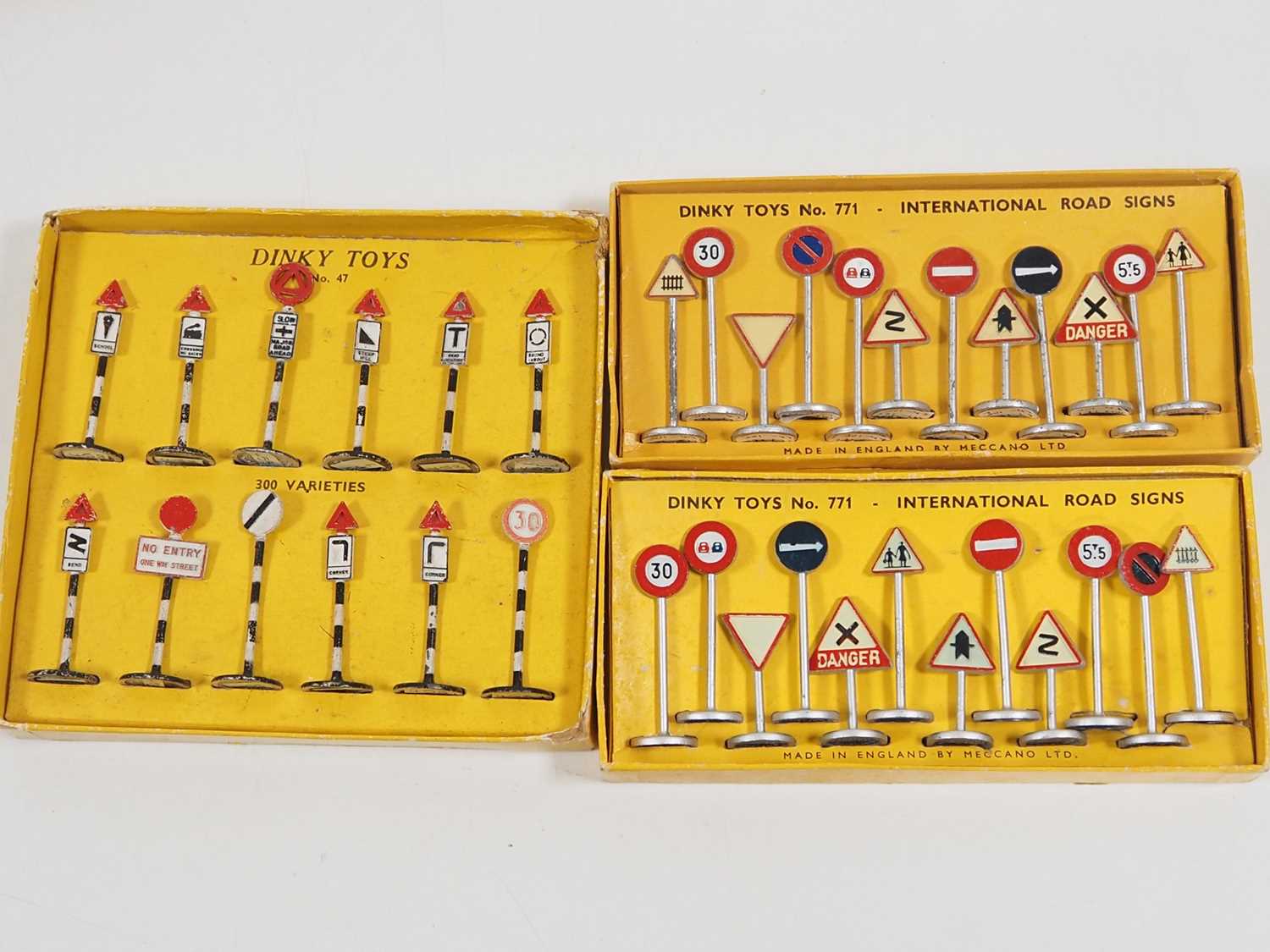 A group of DINKY original accessories kits comprising various signs sets, a figure set, a - Bild 3 aus 8