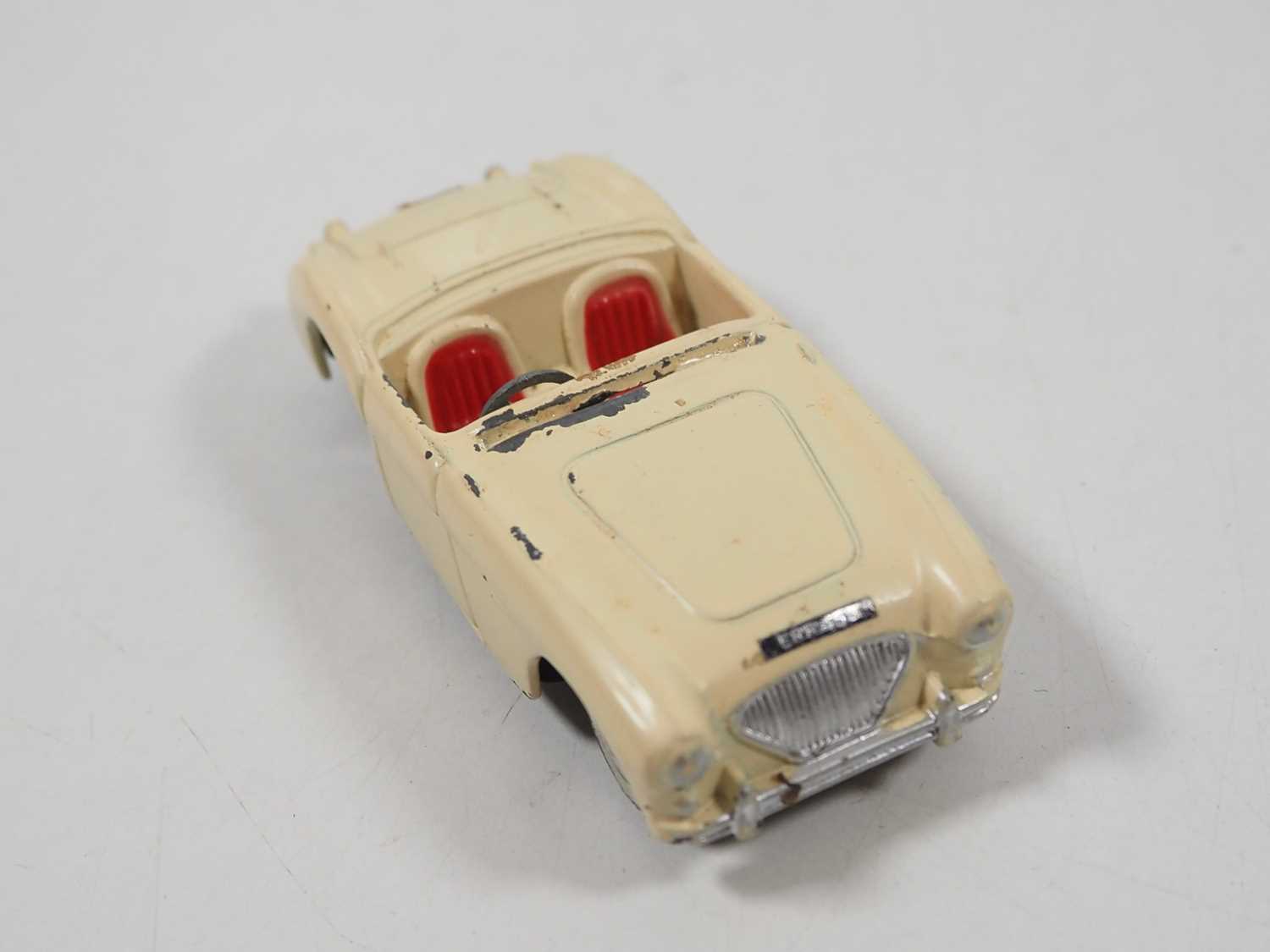 A pair of CORGI diecast cars comprising a 303 Mercedes Benz SL in blue (VG in G box) together with a - Bild 6 aus 7