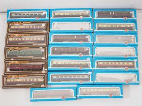 A group of OO gauge coaches by AIRFIX and MAINLINE in various liveries - VG in G/VG boxes (20)
