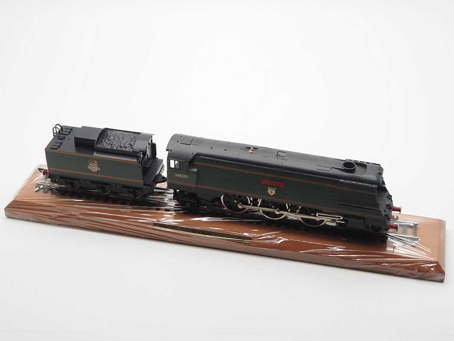 A WRENN OO Gauge W2412 streamlined West Country class locomotive in BR green 'Seaton', with plinth - Image 3 of 8