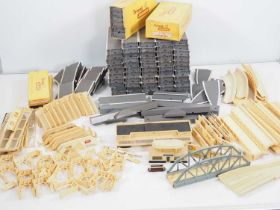 A very large quantity of unboxed TRIANG TT gauge platforms, station buildings, bridges etc - G (