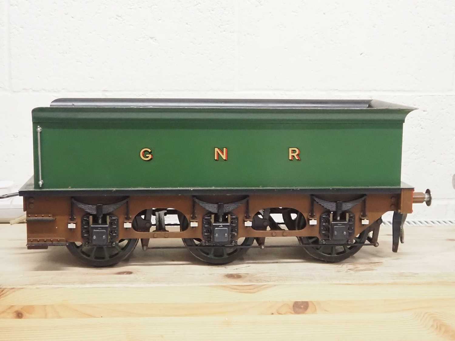 A 5 inch gauge live steam scratch built GNR Stirling Single 4-2-2 steam locomotive in GNR green - Bild 5 aus 8