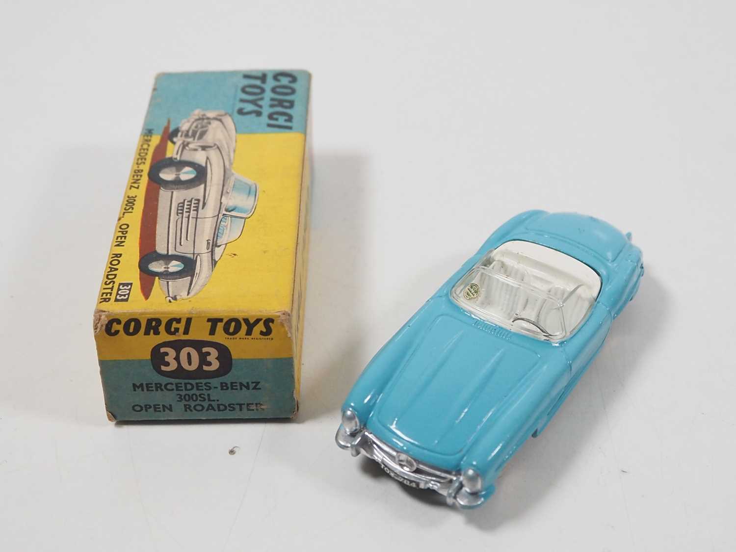 A pair of CORGI diecast cars comprising a 303 Mercedes Benz SL in blue (VG in G box) together with a - Bild 2 aus 7