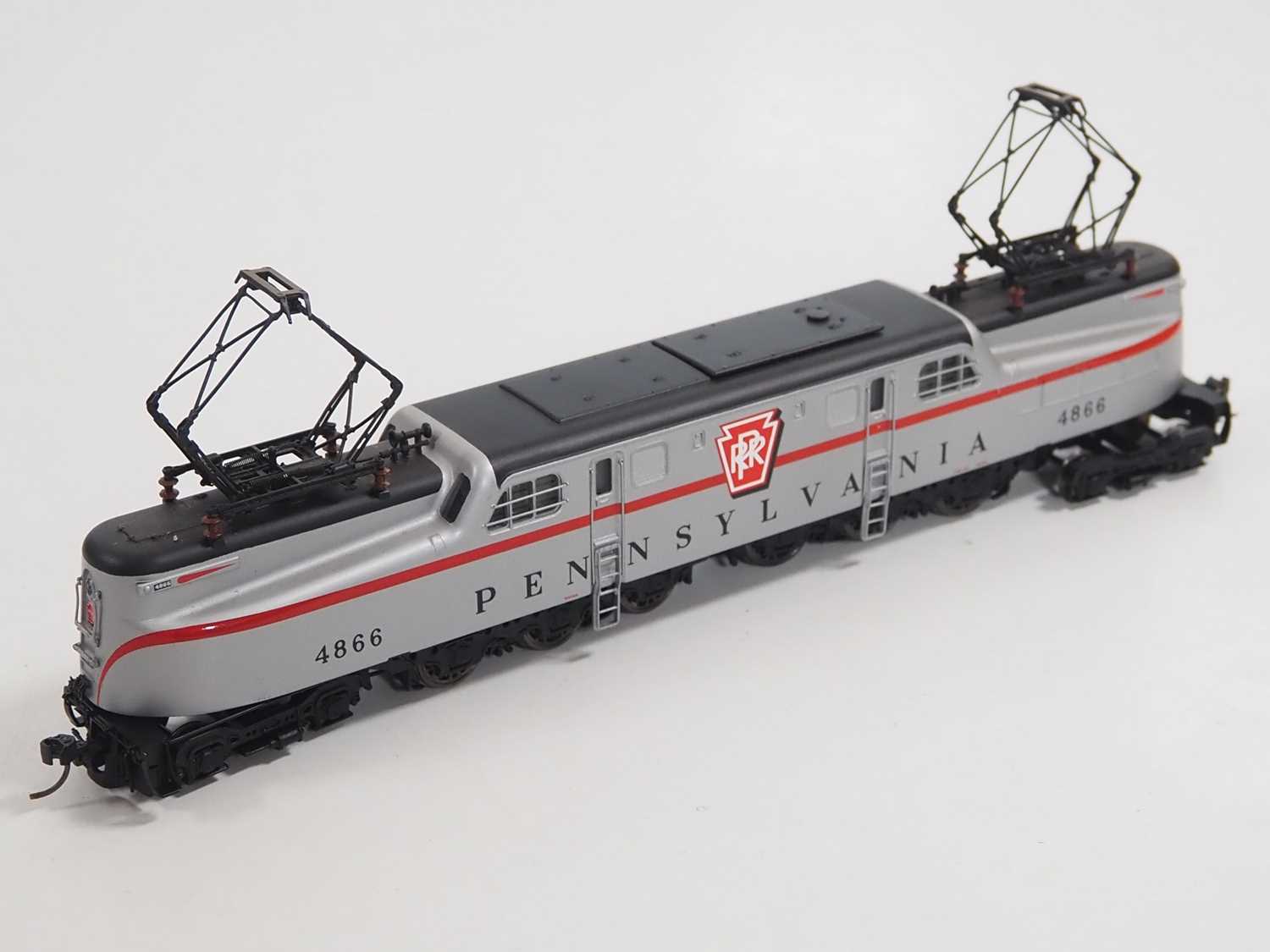 A BROADWAY LIMITED IMPORTS HO gauge GG1 electric locomotive in Pennsylvania silver livery, DCC Sound - Bild 6 aus 8