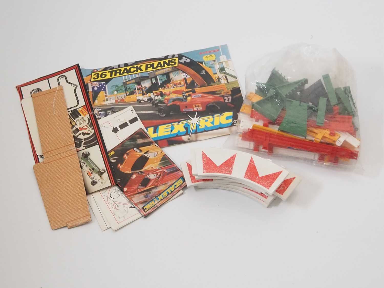 A large quantity of vintage SCALEXTRIC track and accessories - F/G unboxed (Q) - Bild 4 aus 4