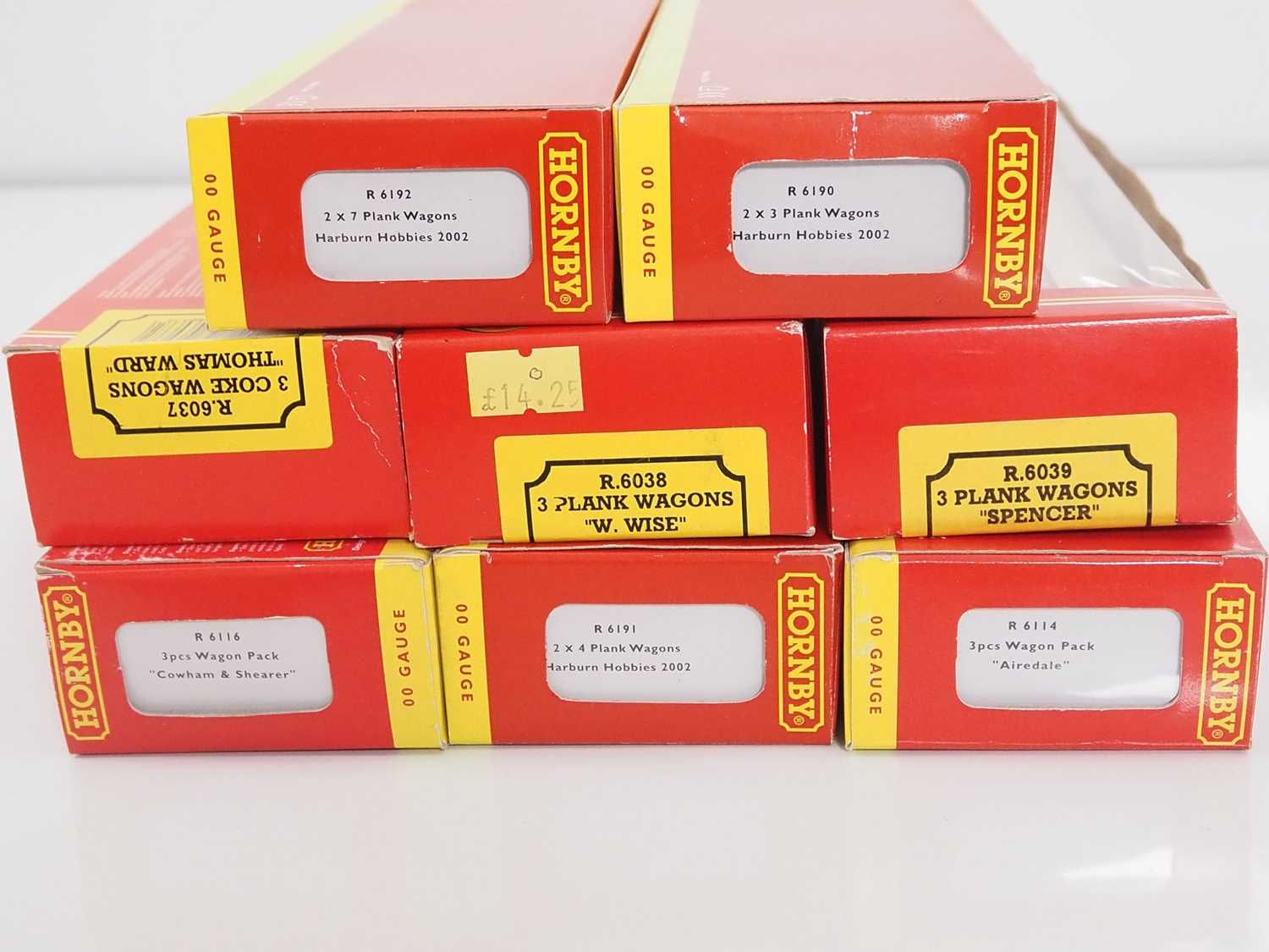 A group of HORNBY OO gauge double and triple wagon packs - VG in VG boxes (8) - Bild 2 aus 2
