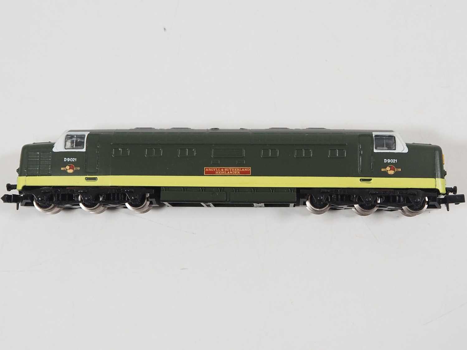 A pair of N gauge Deltic diesel locomotives comprising a FARISH version (boxed) and a LIMA - Image 9 of 10