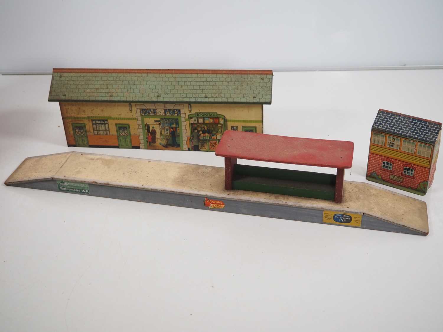 A group of tinplate O gauge buildings, signals and accessories by BING, HORNBY and others - F/G in G - Image 3 of 6
