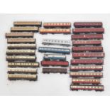 A group of mixed OO gauge unboxed passenger coaches by various manufacturers - G (unboxed) (28)