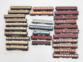 A group of mixed OO gauge unboxed passenger coaches by various manufacturers - G (unboxed) (28)