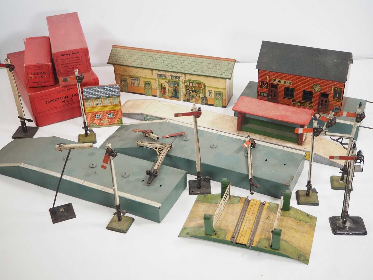 A group of tinplate O gauge buildings, signals and accessories by BING, HORNBY and others - F/G in G