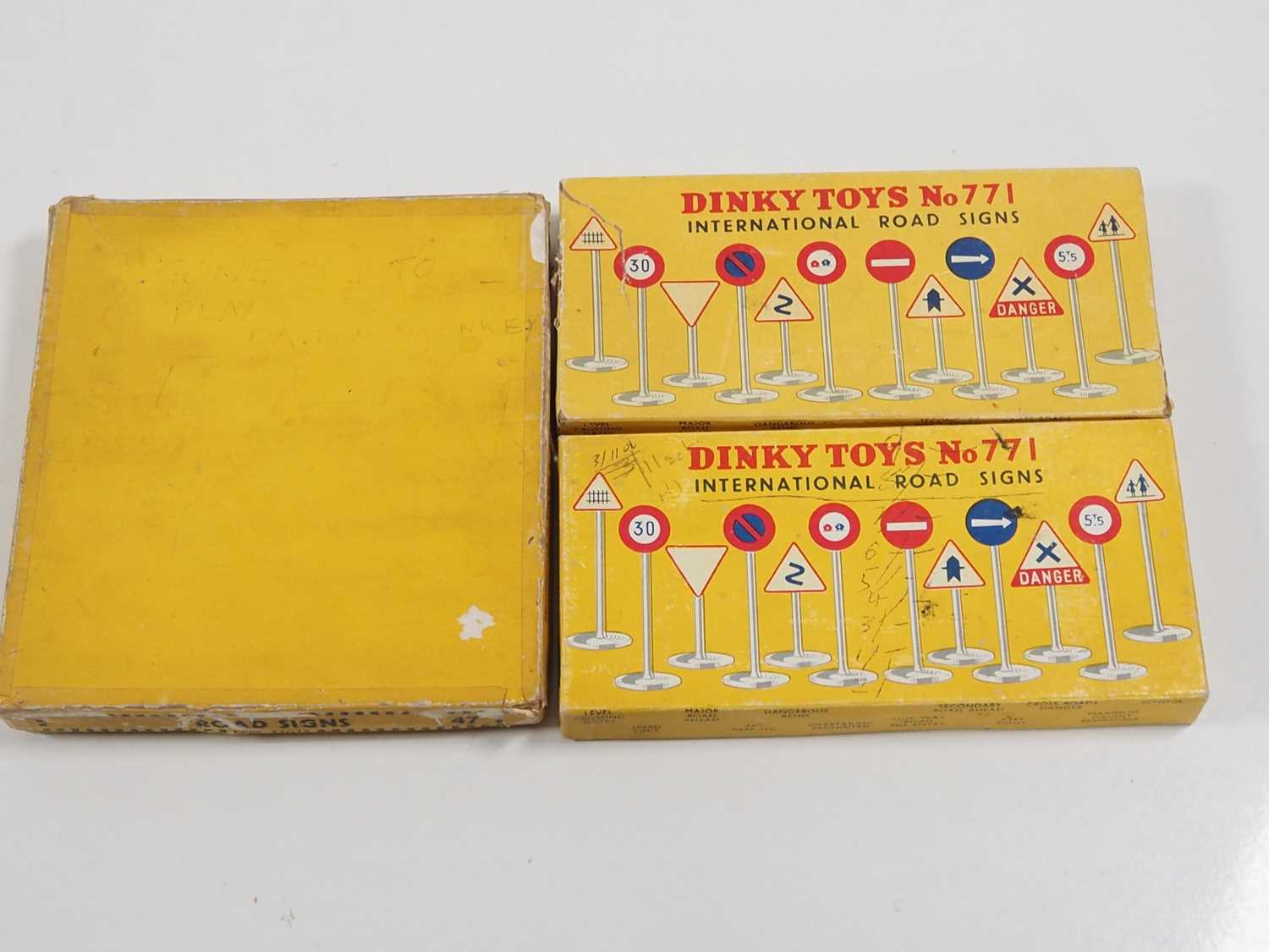 A group of DINKY original accessories kits comprising various signs sets, a figure set, a - Bild 4 aus 8