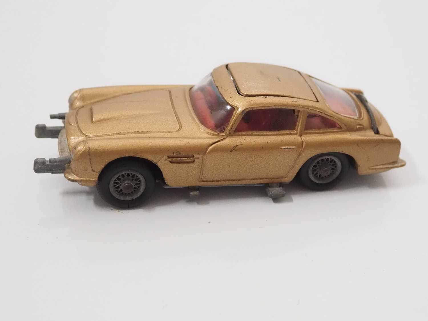 A CORGI 261 diecast James Bond's Aston Martin DB5 in original box with original pictorial display - Bild 5 aus 7