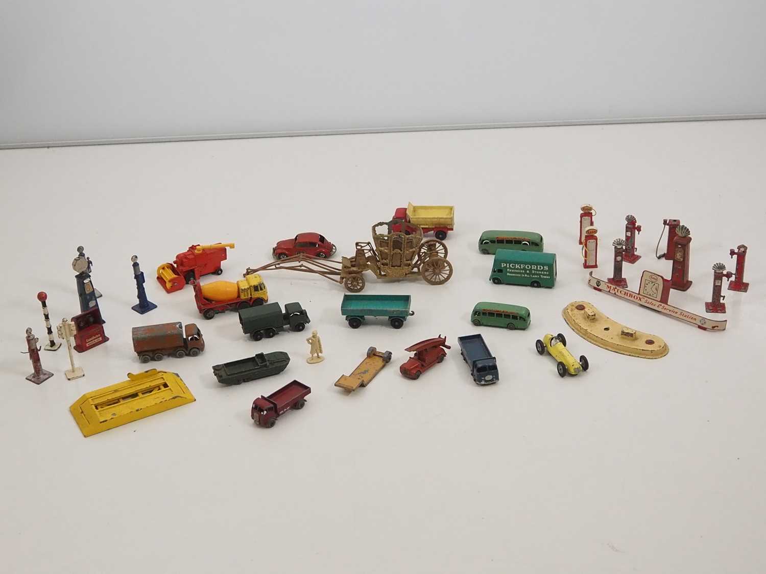 A group of vintage playworn MATCHBOX diecast vehicles and accessories - F (unboxed) (Q) - Bild 2 aus 2