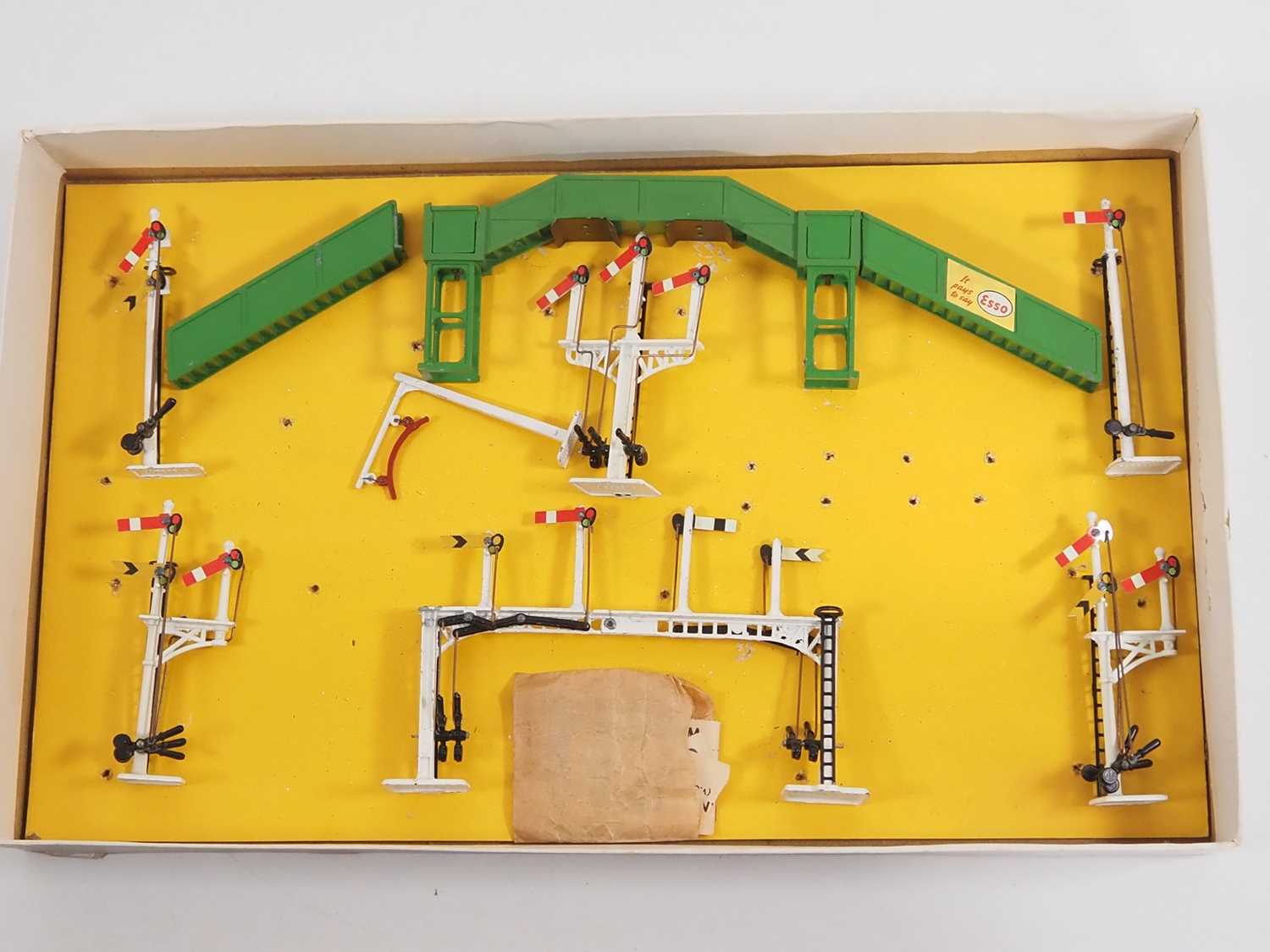 A rare CRESCENT TOYS 2135 OO gauge Railway Signals set comprising footbridge, five separate signals, - Bild 2 aus 8