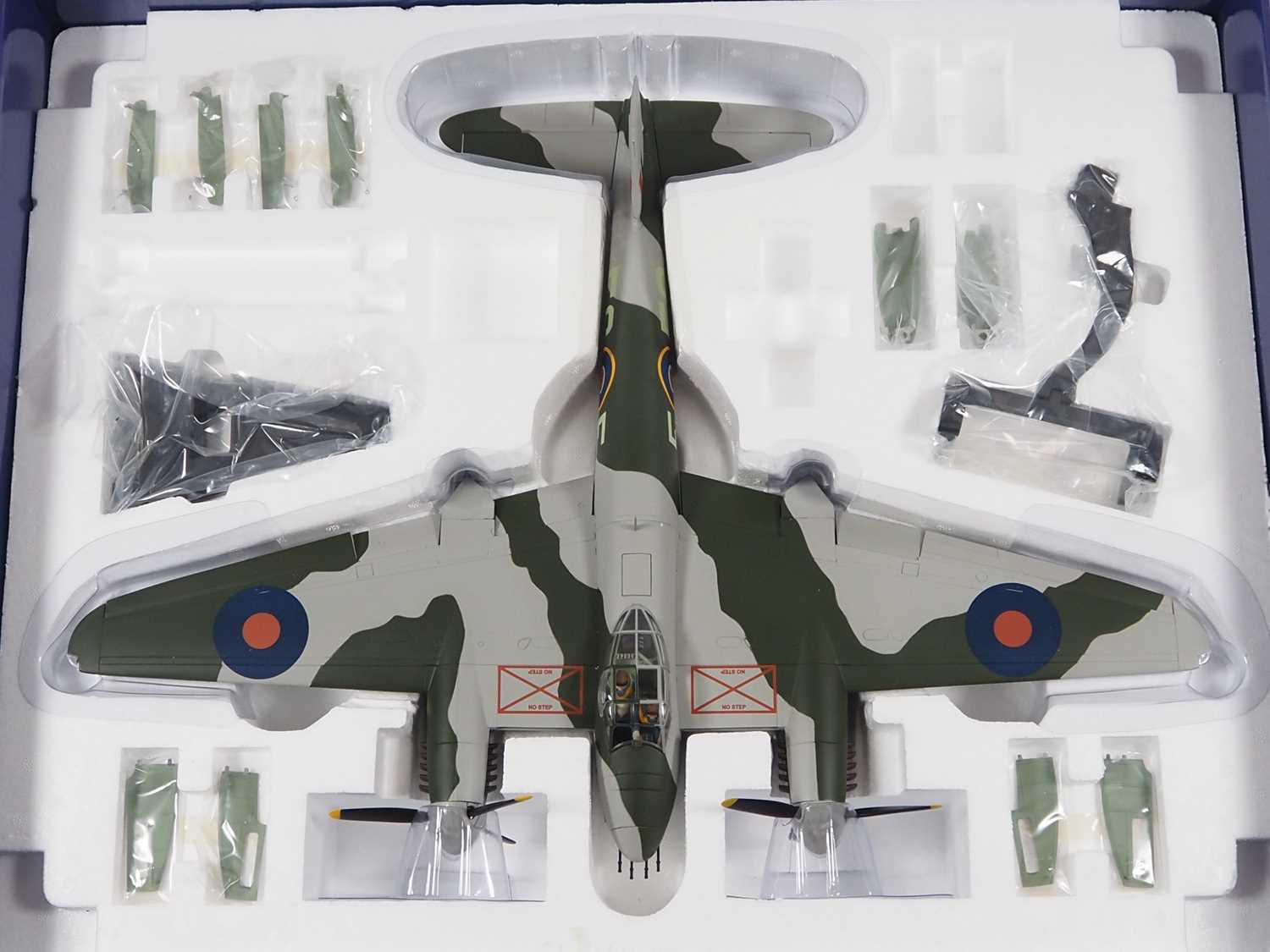 A CORGI Aviation Archive AA34604 diecast 1:32 scale DeHavilland Mosquito FBVI aircraft - VG/E in G/ - Bild 5 aus 7