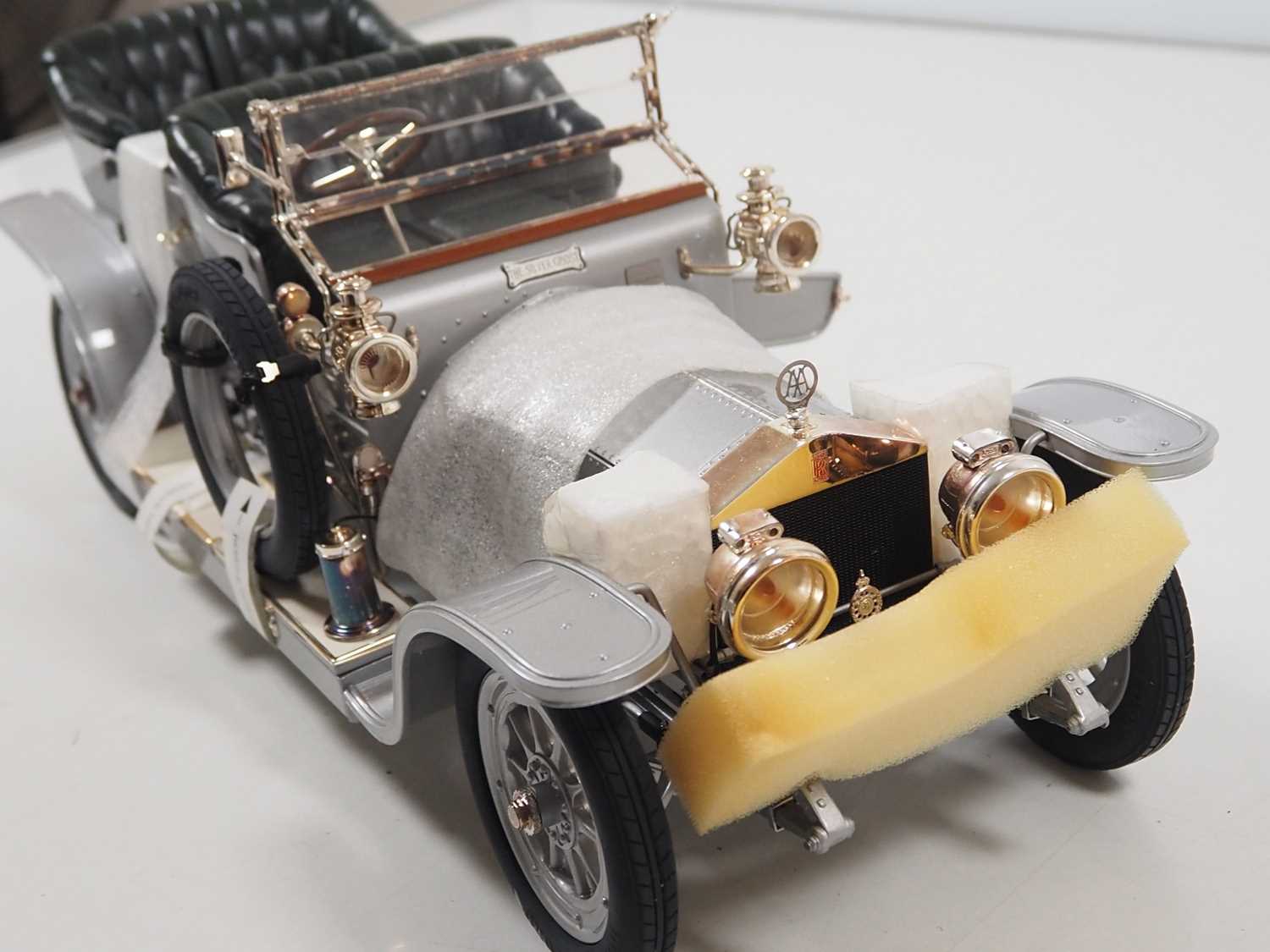 A FRANKLIN MINT 1:12 scale diecast 1907 Rolls Royce Silver Ghost - appears undisplayed in original - Image 4 of 8