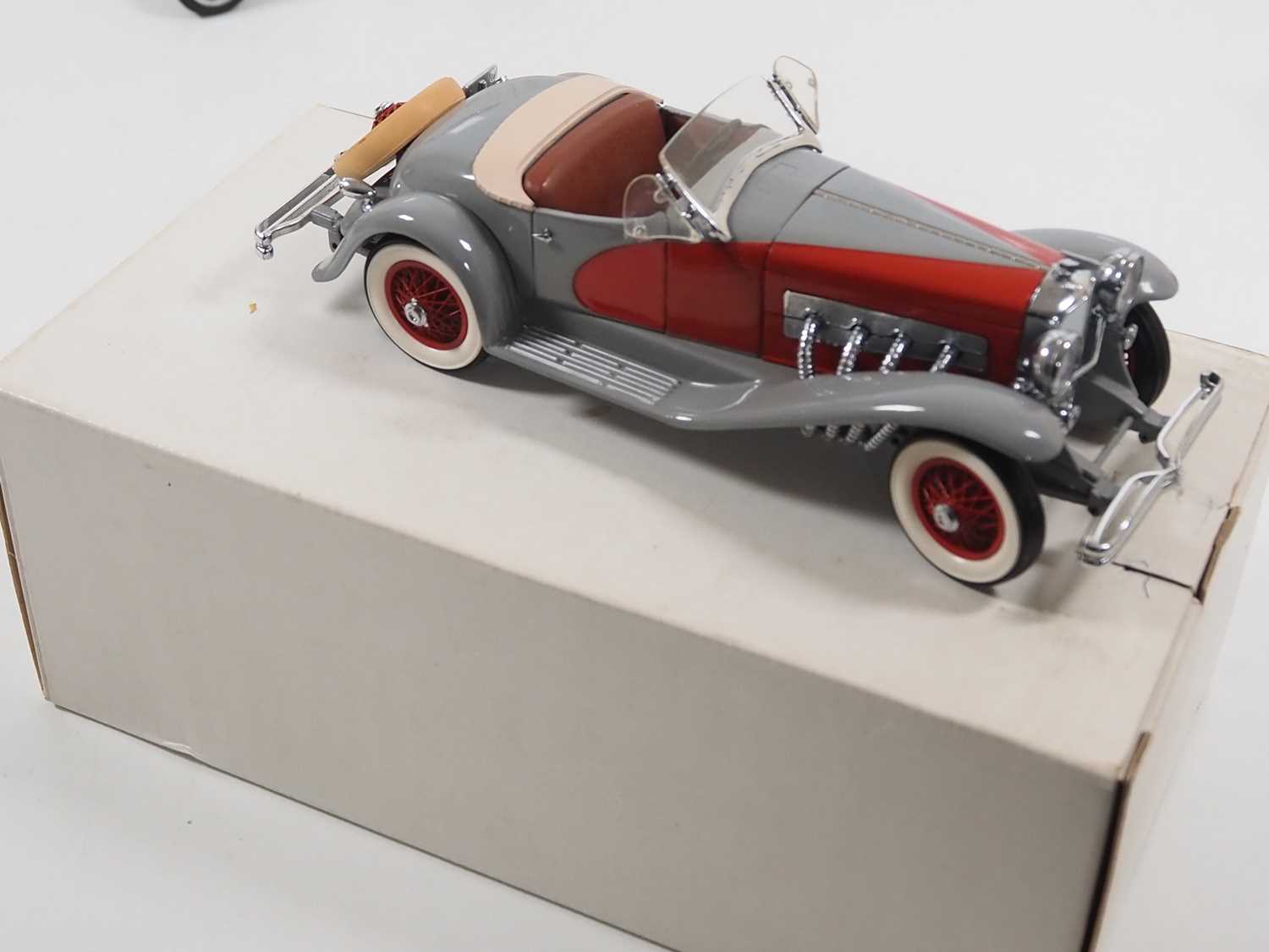 A group of 1:24 scale DANBURY MINT diecast cars to include a Pierce Silver Arrow and a Hispano-Suiza - Bild 3 aus 7