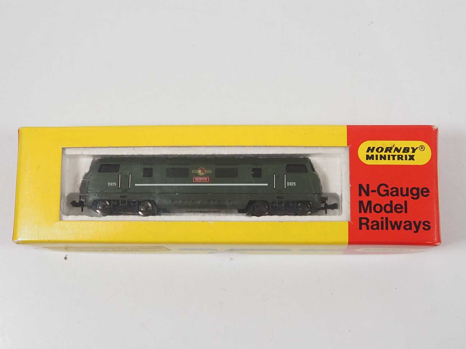 A MINITRIX N gauge Warship class diesel locomotive together with a selection of coaches - G/VG in - Bild 2 aus 4