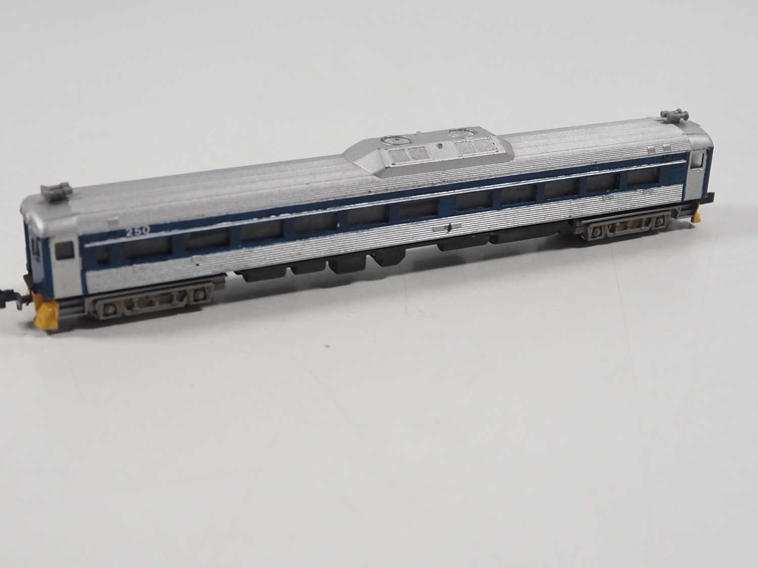 A pair of N gauge CON-COR American outline Budd RDC railcars comprising a powered and dummy version, - Bild 7 aus 9