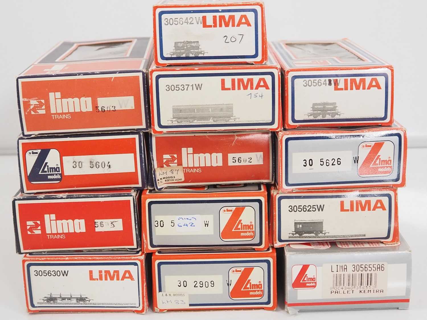 A large group of LIMA OO gauge boxed coaches, vans and wagons - G/VG in G boxes (26) - Image 3 of 3