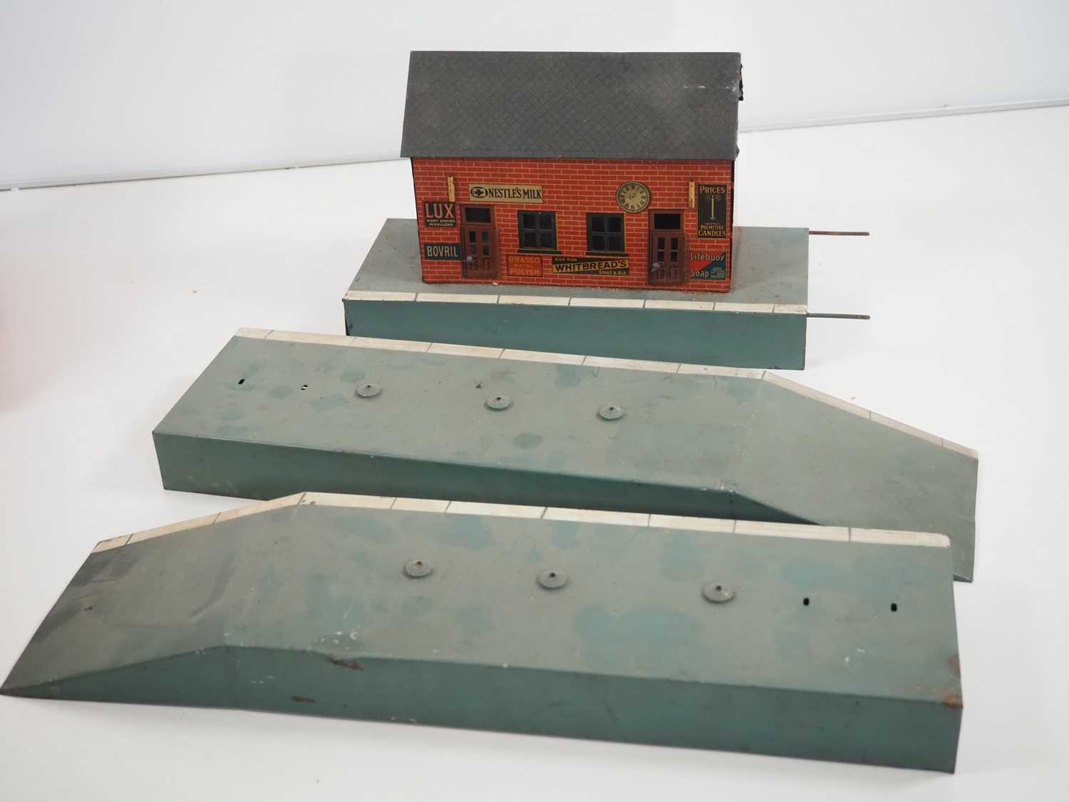 A group of tinplate O gauge buildings, signals and accessories by BING, HORNBY and others - F/G in G - Image 4 of 6