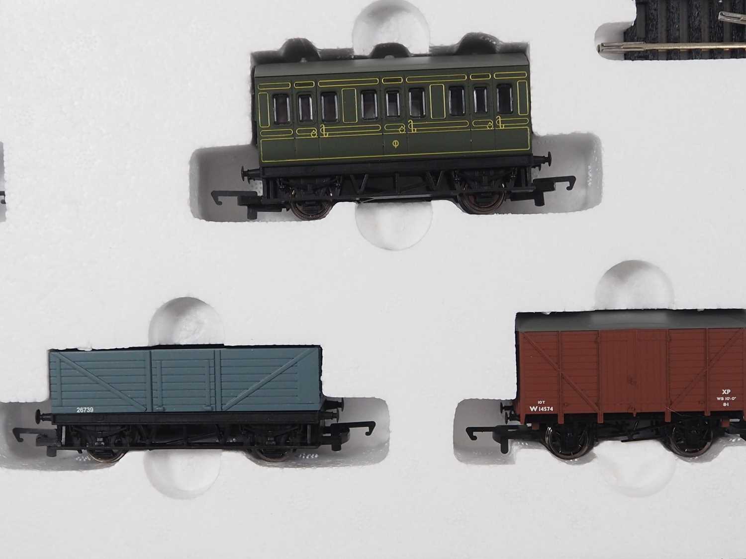 A HORNBY R1132 OO gauge 'The Southern Star' train set comprising a steam loco, wagons, coach and - Image 5 of 8