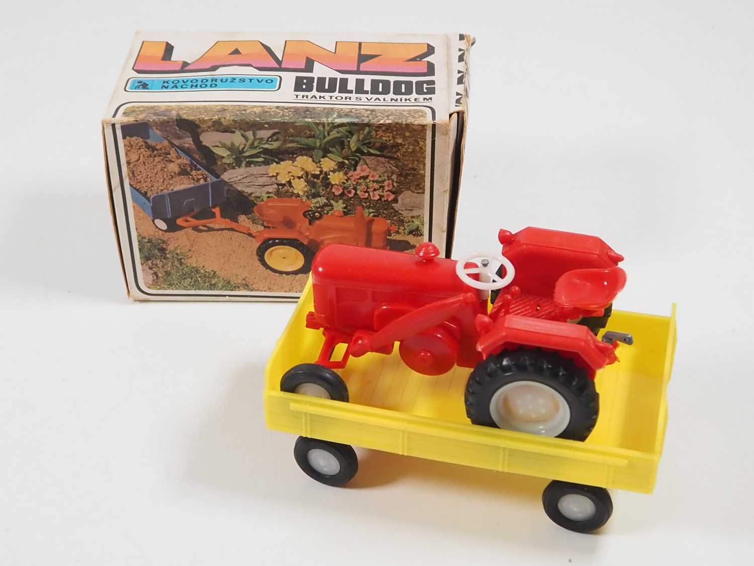 A pair of Czechoslovakian vintage tractor and trailer sets - 1 x tinplate clockwork and 1 x - Bild 2 aus 6