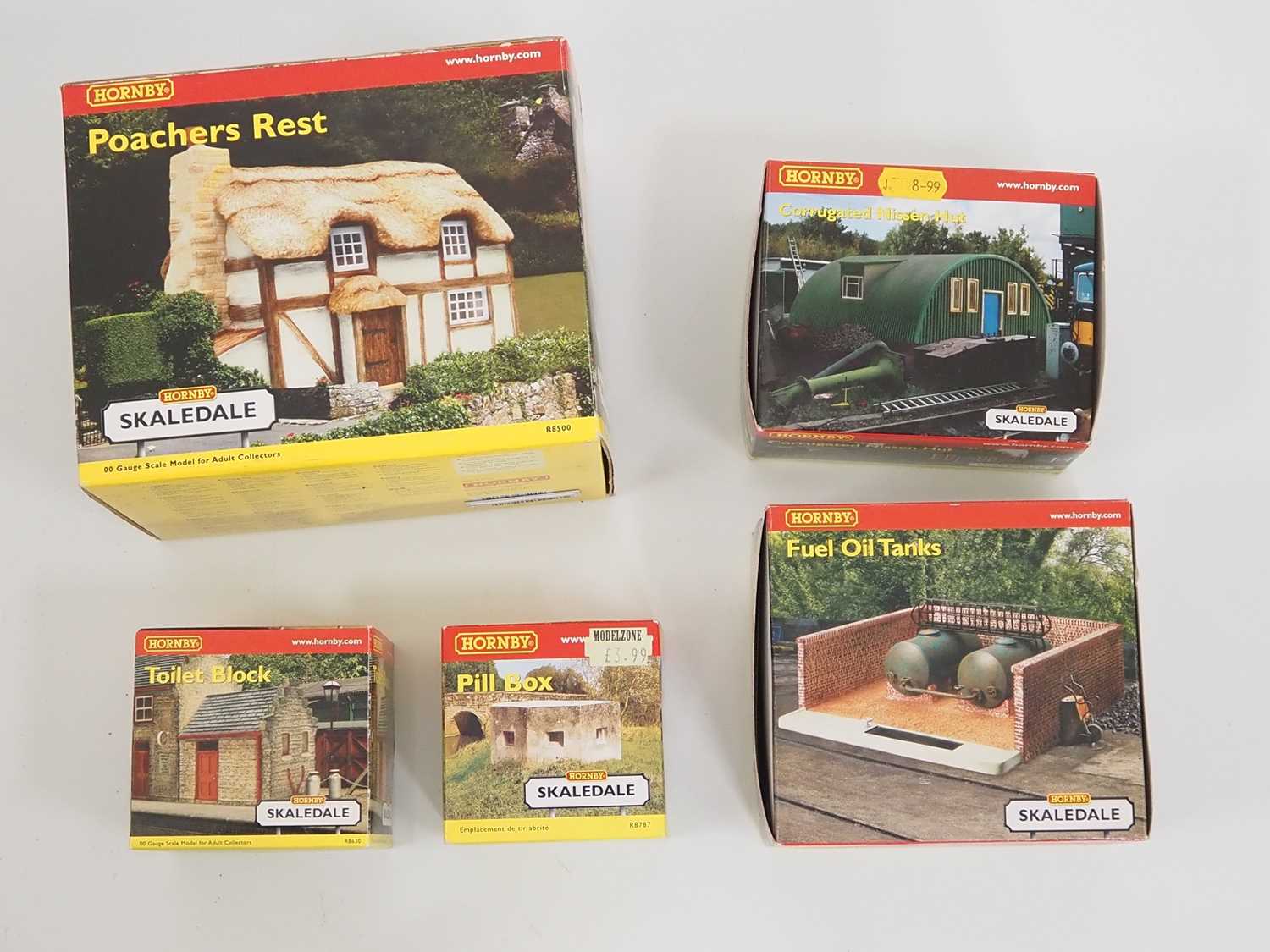 A group of HORNBY buildings and accessories including Skaledale examples, boxed or in original - Image 6 of 6