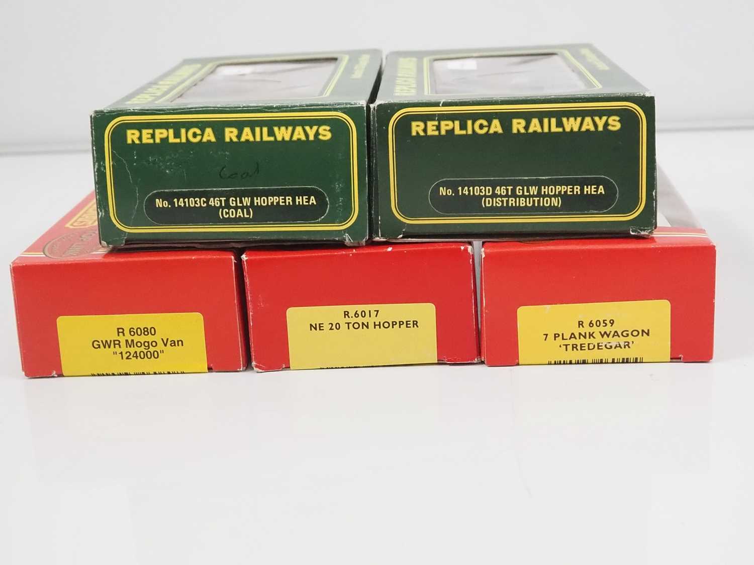A mixed group of OO gauge wagons and wagon packs by HORNBY, BACHMANN and REPLICA - VG in G/VG - Image 4 of 4