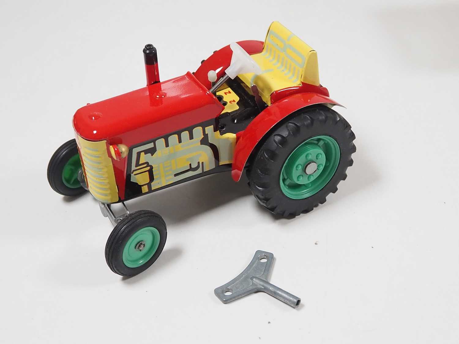 A pair of Czechoslovakian vintage tractor and trailer sets - 1 x tinplate clockwork and 1 x - Bild 5 aus 6