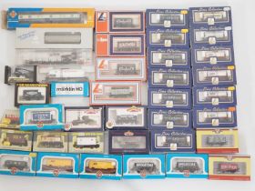 A mixed group of OO / HO gauge rolling stock by LIMA, BACHMANN and others - G in F/G boxes (39)