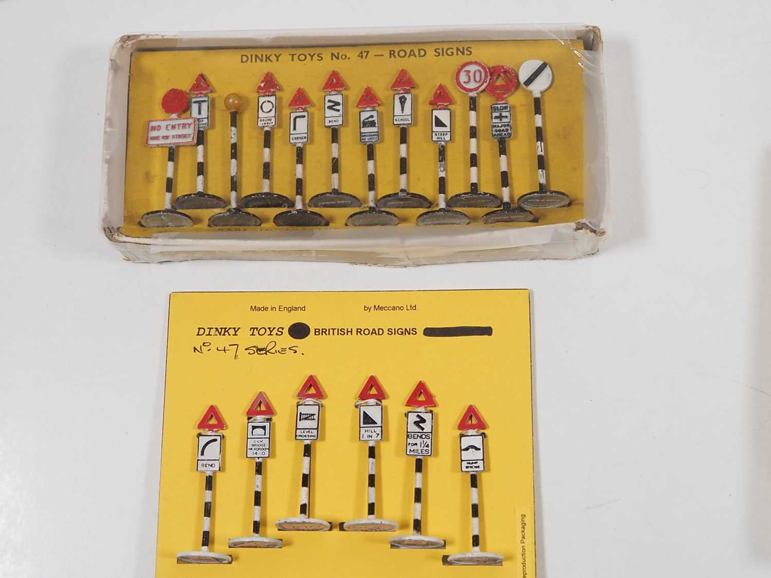 A group of DINKY original accessories kits comprising various signs sets, a figure set, a - Bild 2 aus 8