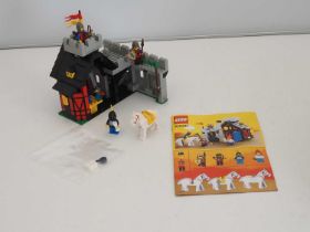 LEGO 10000 CASTLE - The Guarded Inn - Box missing but instructions present - missing Maiden mini