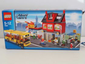 LEGO 7641 - City Corner - Appears complete in original box , some items built - Booklet 2 packs
