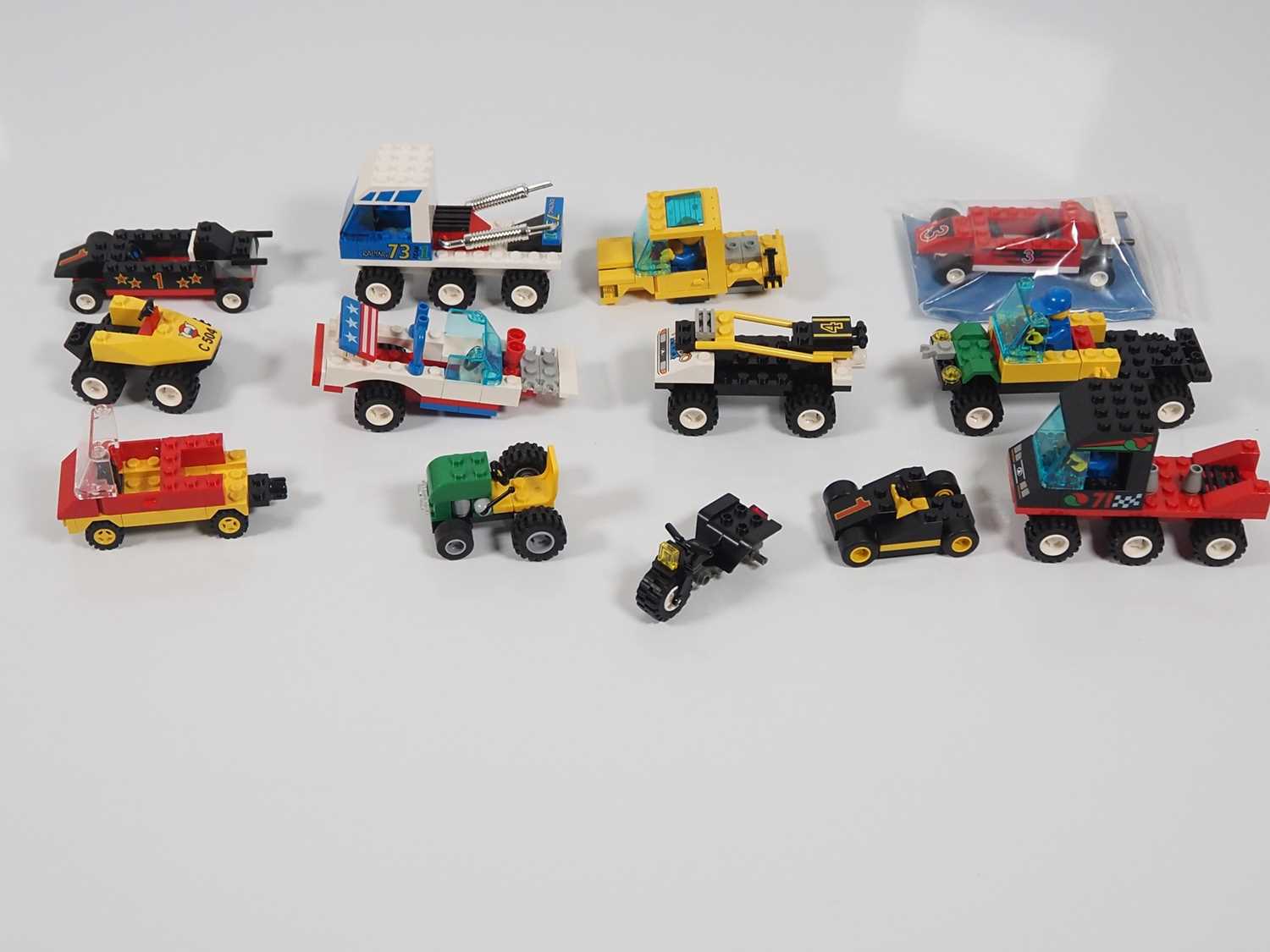 LEGO - A Large quantity of vintage vehicles and vehicle parts with a selection of instruction - Image 2 of 4