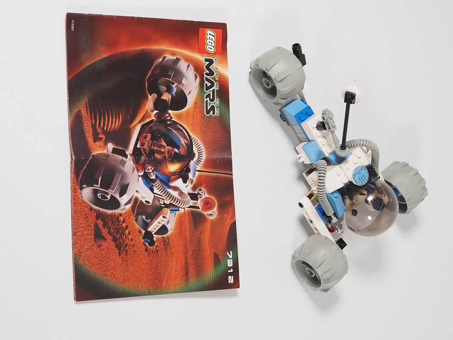 LEGO - SPACE - A group of three Life On Mars sets comprising #7302 Worker Robot and #7312 T3 Trike - Image 3 of 4