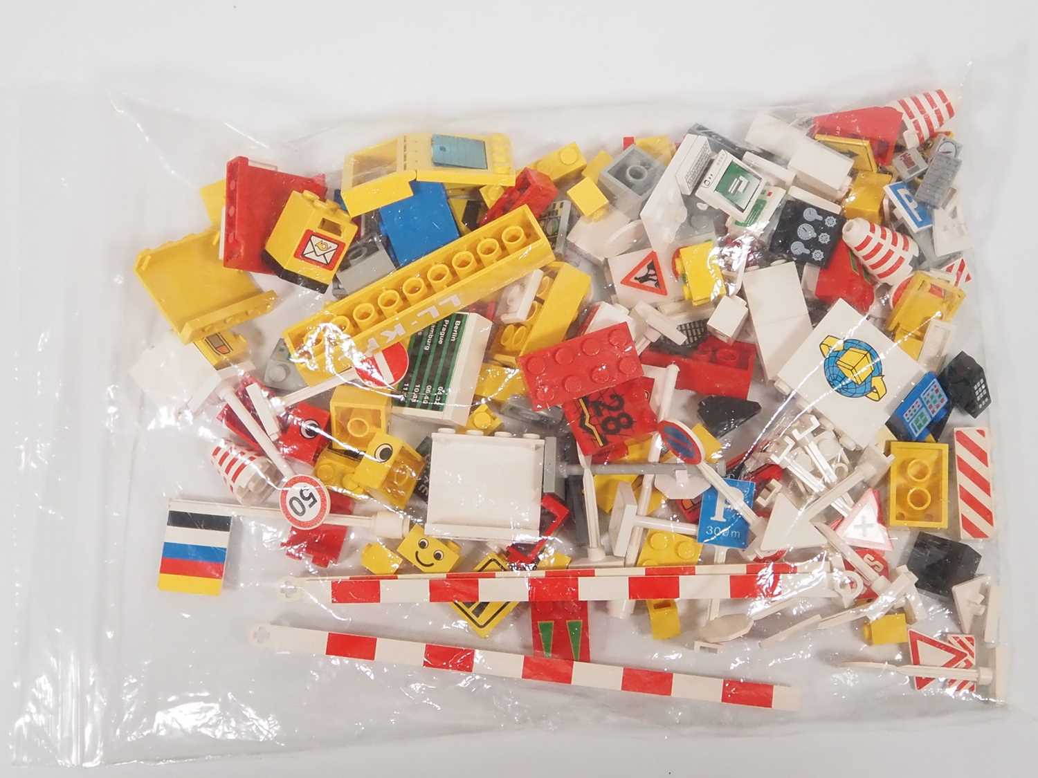 LEGO - A selection of CONSTRUCTION, TRAFFIC, RAILWAY, RACING etc parts and accessories including - Image 3 of 3