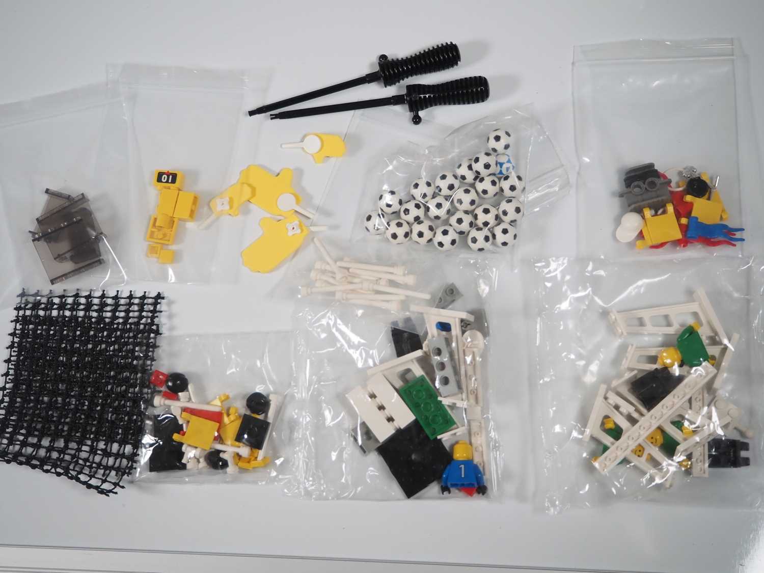 LEGO - SPORTS - A large quantity of football sets to include #3401, #3409 and #3303 together with # - Bild 2 aus 11