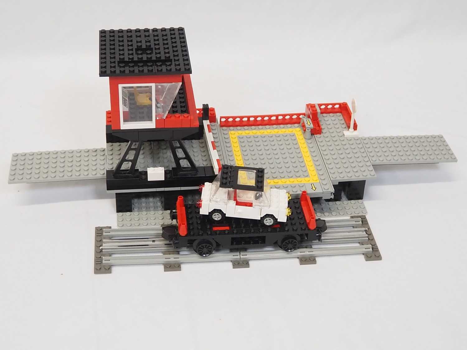 LEGO - TRAIN #7839 - 12v Car Transport Depot - Some parts with internal box, printed instructions no - Image 3 of 3
